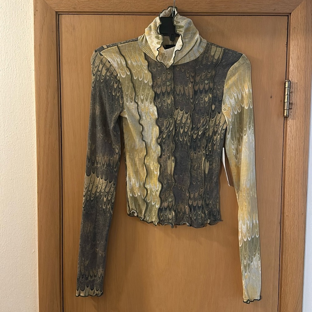 NWT. Urban Outfitters Women’s Y2K Lightweight Lettuce Trim Turtleneck Top